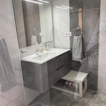 Esquinzo Pool & 아파트 *